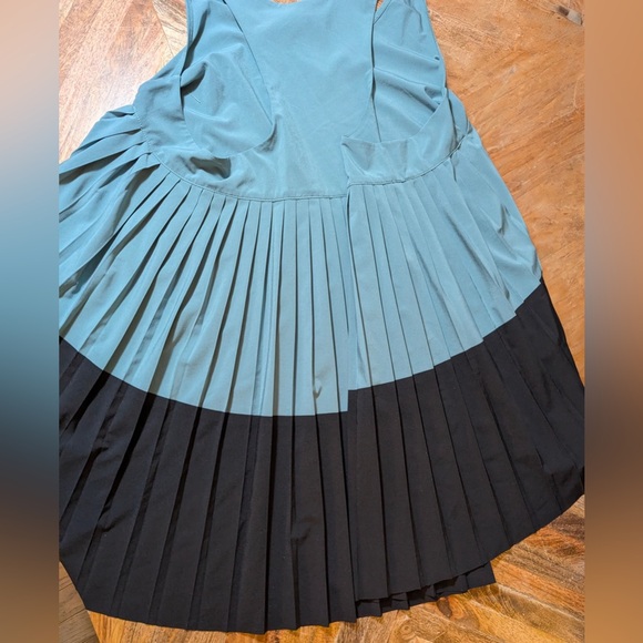 Athleta NWOT Tank Top High-Low Swing Tank with pleats size M - Picture 4 of 8